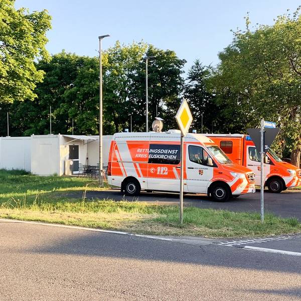 Zwei Fahrzeuge des Rettungsdienstes im Kreis Euskirchen stehen vor der Wache in Nettersheim-Marmagen, die in Containern untergebracht ist.
