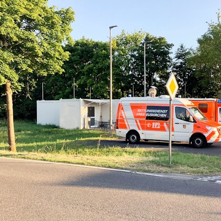 Zwei Fahrzeuge des Rettungsdienstes im Kreis Euskirchen stehen vor der Wache in Nettersheim-Marmagen, die in Containern untergebracht ist.