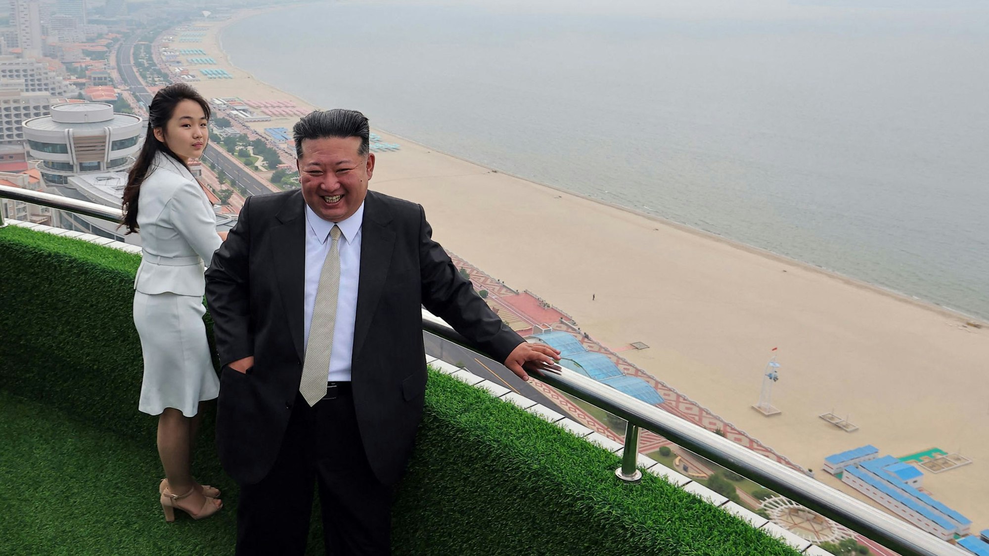 Die von der staatlichen nordkoreanischen Nachrichtenagentur KCNA zur Verfügung gestellte Aufnahme zeigt den nordkoreanischen Machthaber Kim Jong Un zusammen mit seiner Tochter Kim Ju Ae am Strand von Wonsan bei der Eröffnung des Touristengebiets Wonsan-Kalma.