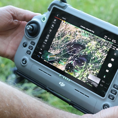 Das im Gras verborgenes Rehkitz ist auf dem Display der Drohnenfernsteuerung gut zu erkennen.
