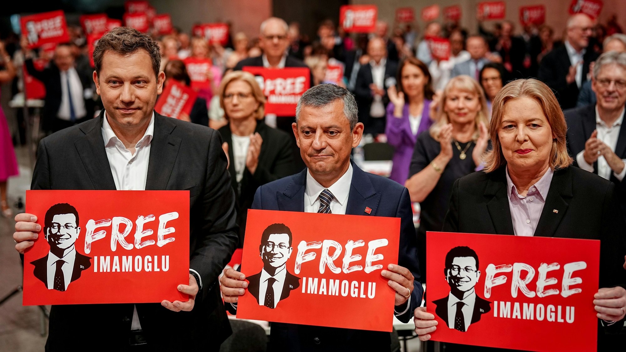 28.06.2025, Berlin: Lars Klingbeil (l-r, SPD), Bundesminister der Finanzen, Vizekanzler und SPD-Bundesvorsitzender, Özgür Özel, CHP-Vorsitzender, und Bärbel Bas (SPD), Bundesministerin für Arbeit und Soziales und SPD-Parteivorsitzende, halten beim SPD-Bundesparteitag ein Plakat mit der Aufschrift «Free Imamoglu». Auf dem Parteitag will die SPD ein neues Präsidium wählen sowie einen Programmprozess anstoßen. Foto: Kay Nietfeld/dpa +++ dpa-Bildfunk +++