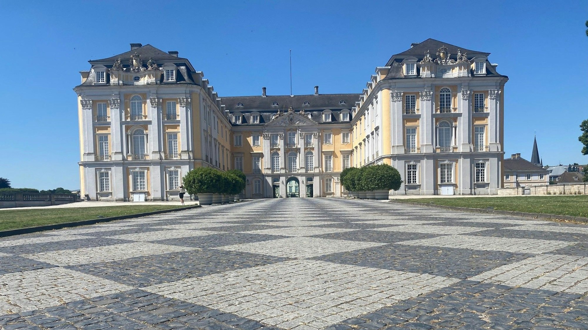 Ein Barockschloss vor blauem Himmel