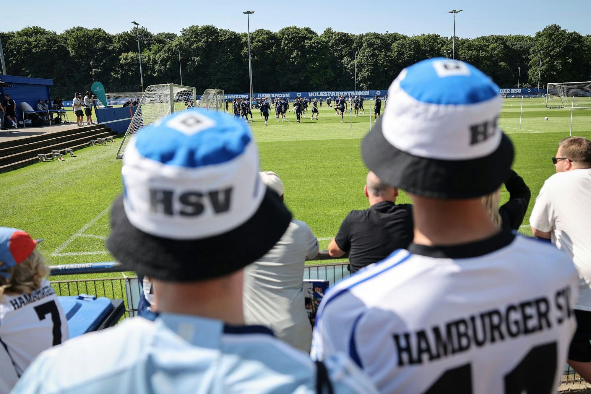 300 Fans wollten das erste Training des HSV als Bundesligist nach sieben Jahren erleben.