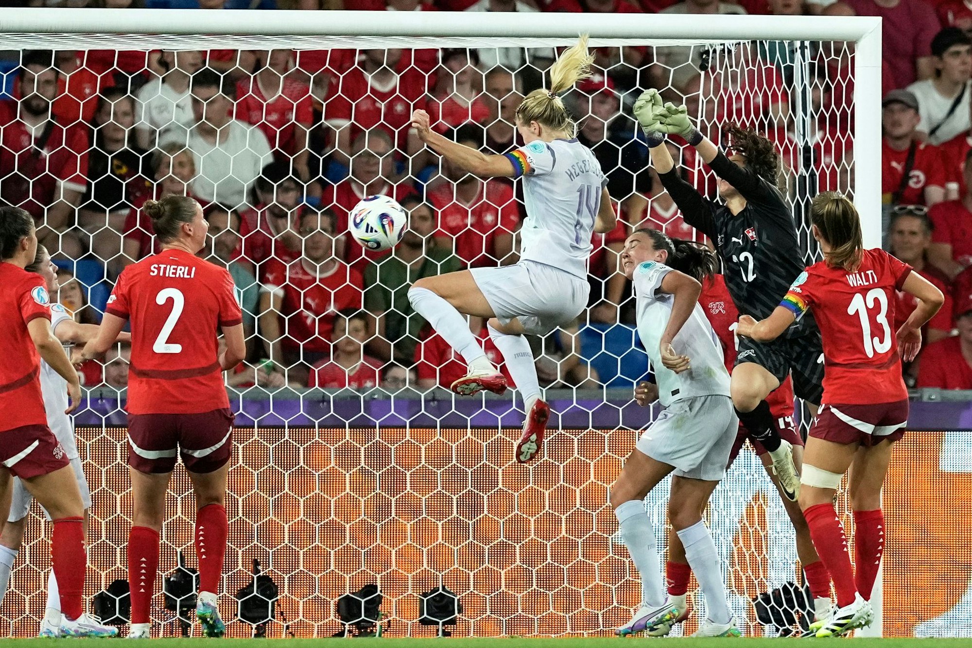 Norwegens Ada Hegerberg erzielt per Kopf das 1:1.