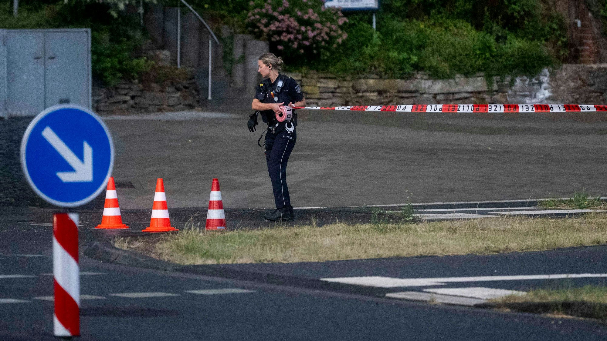 Die Polizei sperrte Straßen in Bad Münstereifel-Eicherscheid ab.
