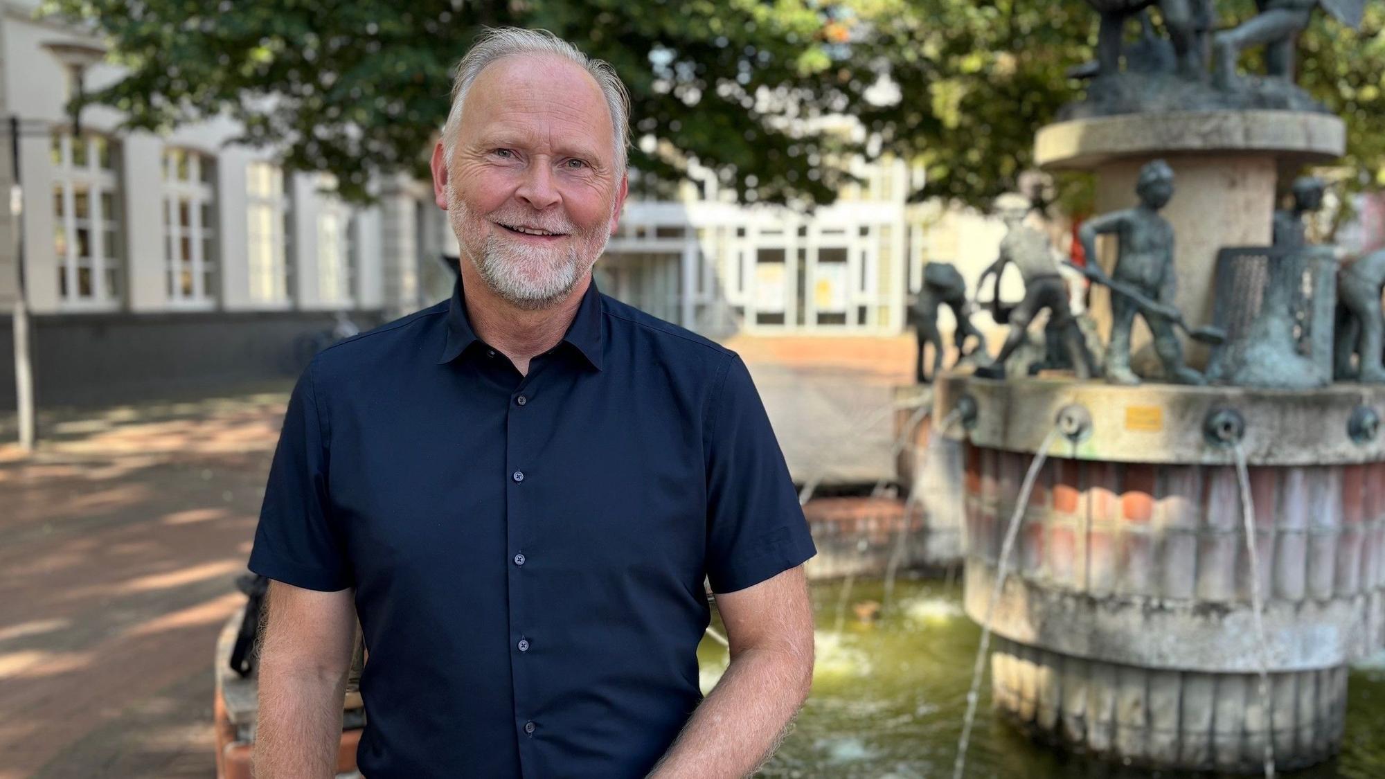 Auf dem Bild ist Gerd Koslowski in einem blauen Hemd zu sehen.