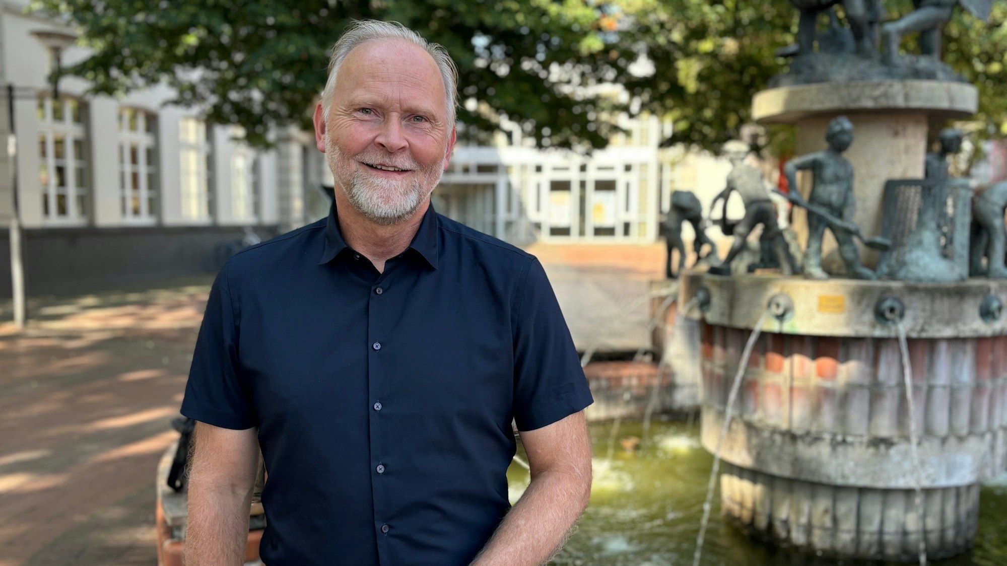 Auf dem Bild ist Gerd Koslowski in einem blauen Hemd zu sehen.