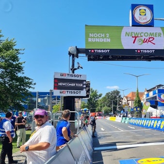 Zielbogen und Werbebanner bei einer Sportveranstaltung.