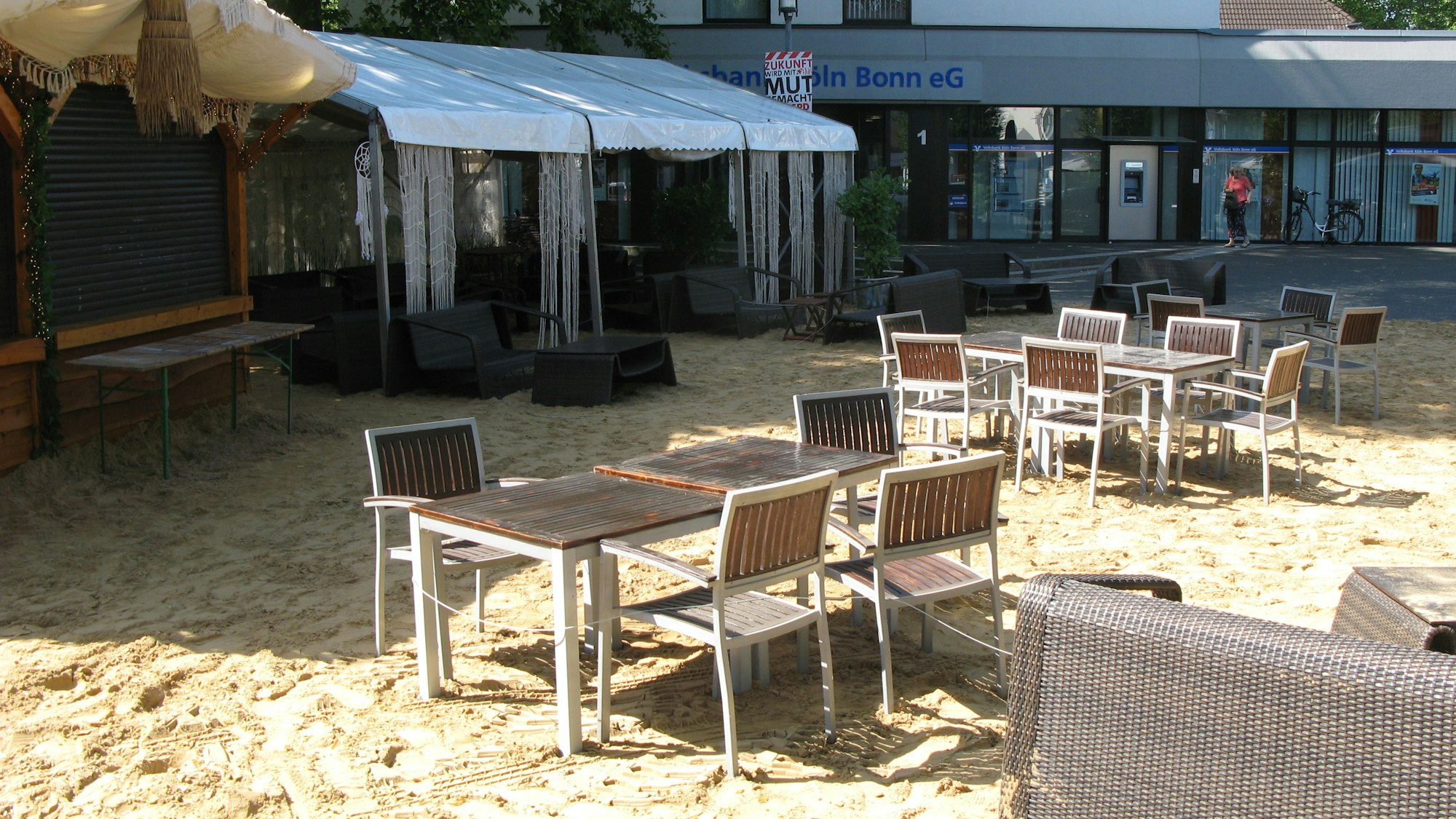 Am Donnerstag geht es los: Die Strandbar nebst Sitzgelegenheiten, Sonnenliegen und Zelt sind aufgebaut.
