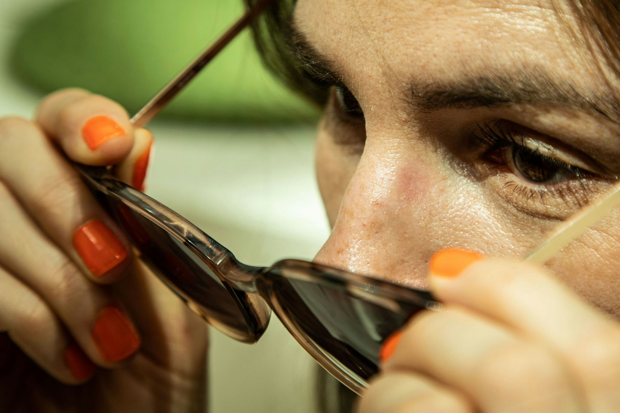 Wer die Sonnenbrille länger trägt, kann unschöne Abdrücke an der Nase bekommen - lassen sie sich mit einem Trick verhindern?