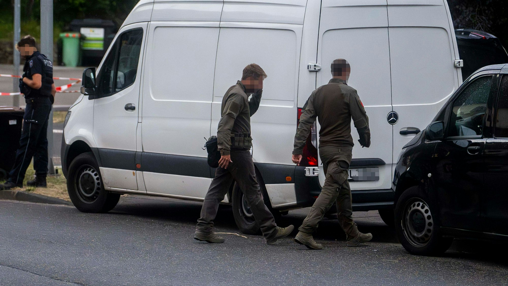 Spezialeinsatzkräfte der Polizei und eine Verhandlungsgruppe sind in Eicherscheid im Einsatz.