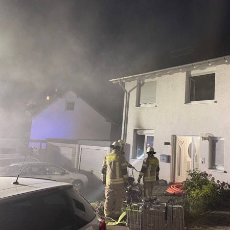 Bei einem  Gebäudebrand verletzte sich ein Bewohner, als er eigene Löschversuche unternahm