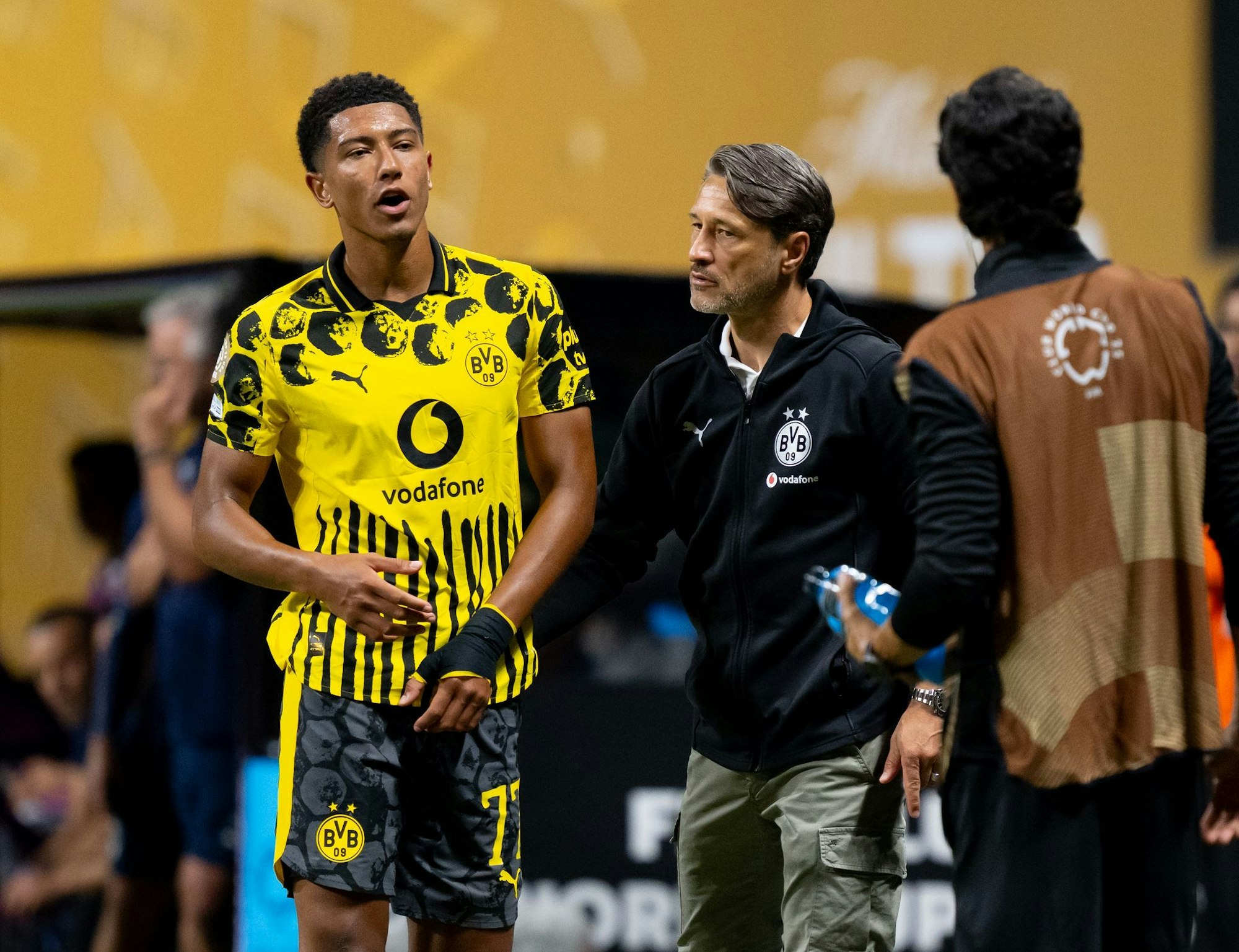 Jobe Bellingham brauchte wegen seiner Gelb-Sperre Trost von Trainer Niko Kovac.