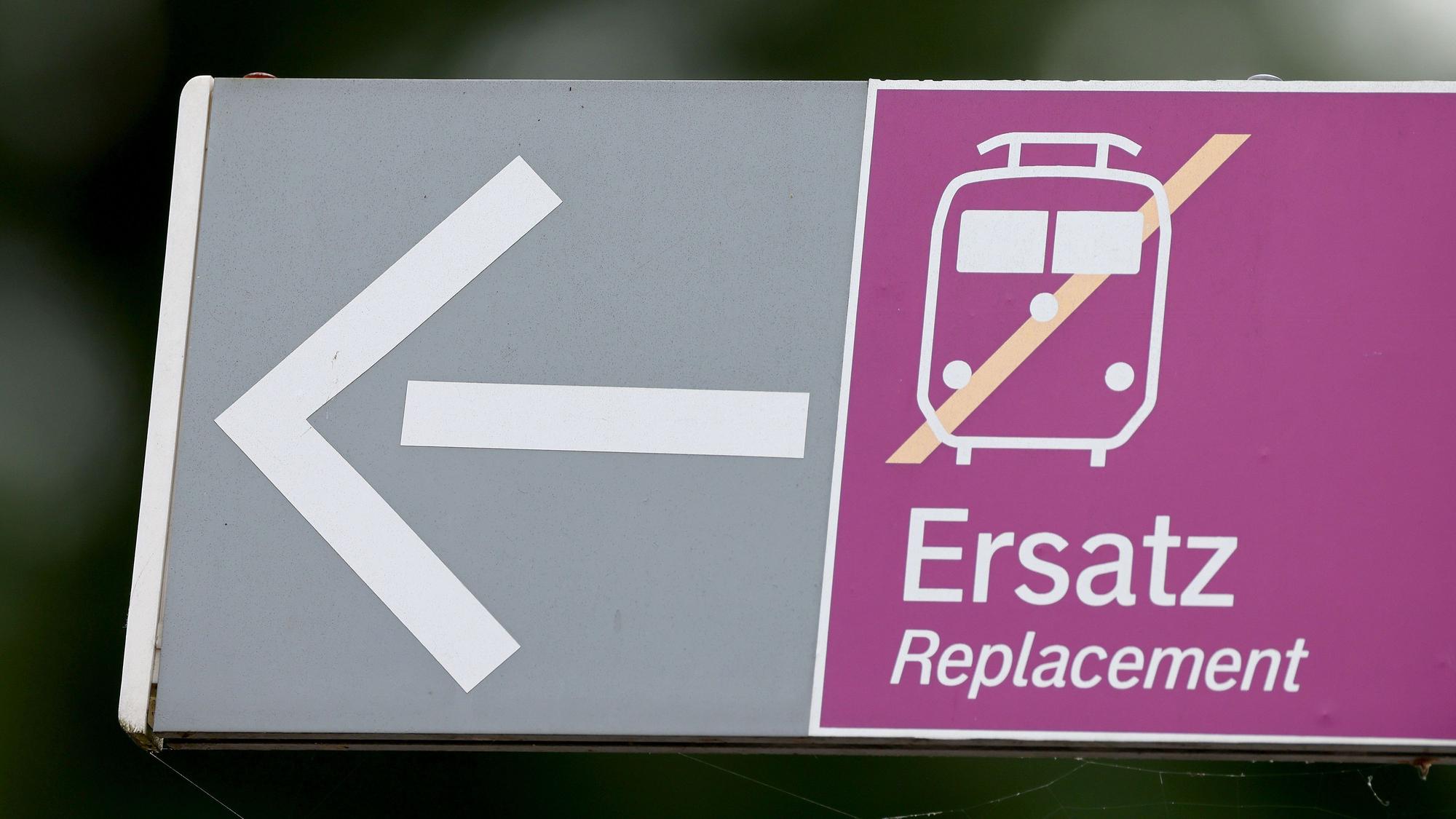 Ein Hinweisschild für Schienenersatzverkehr hängt am Bahnhof in Rösrath.