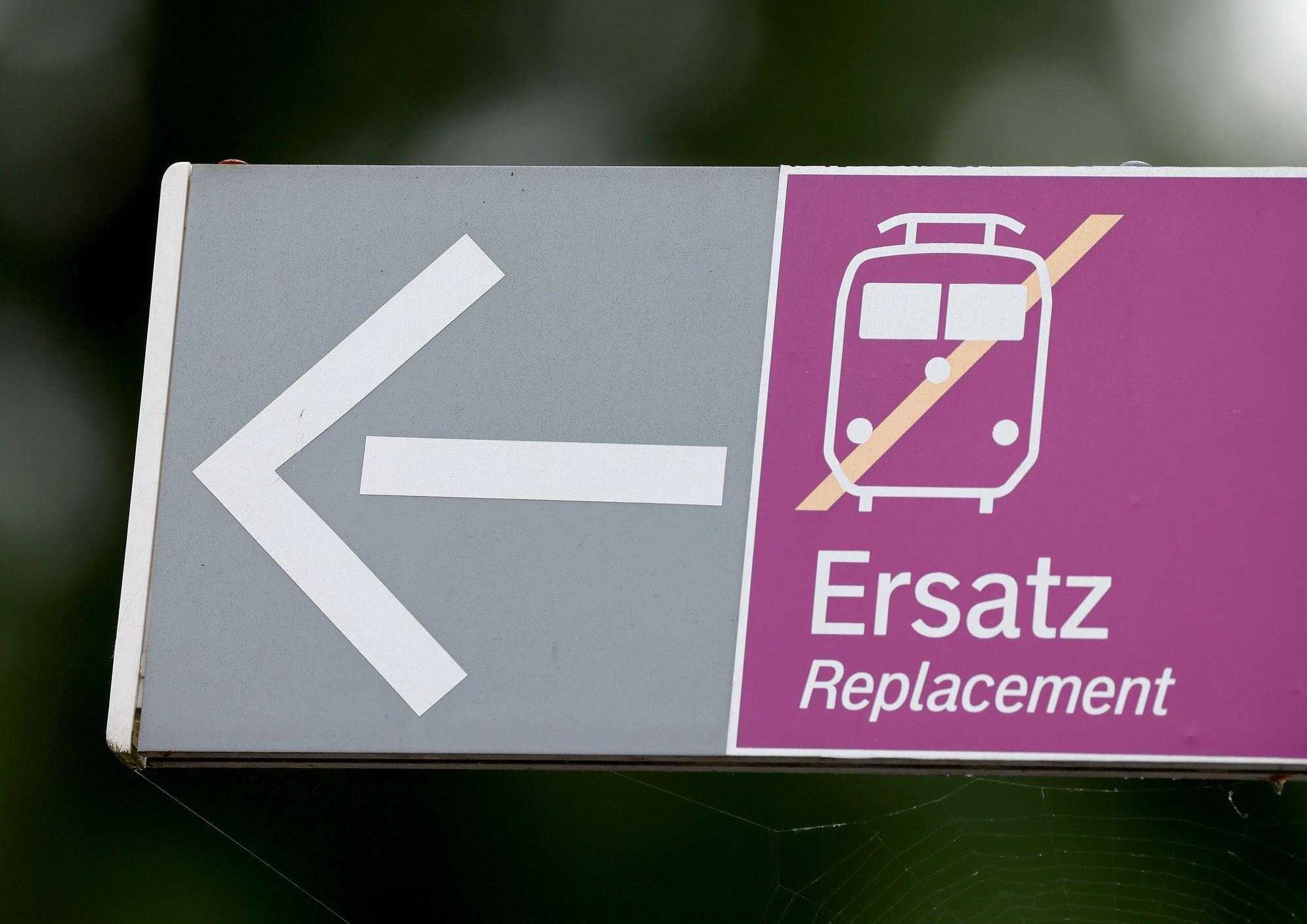 Zu sehen ist ein Hinweisschild für Schienenersatzverkehr.