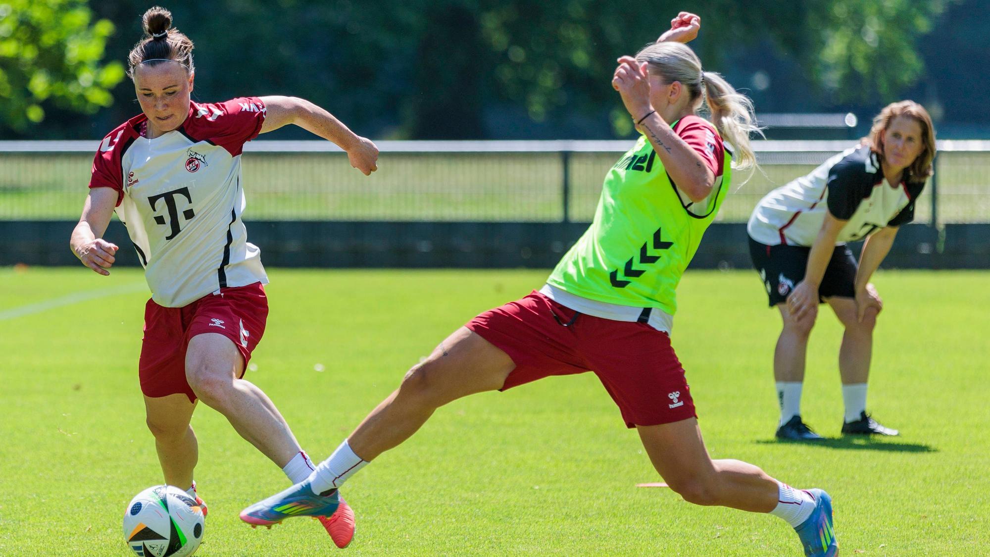Trainingsauftakt, 1. FC Köln Frauen 01.07.2025 Marina Hegering 1. FC Köln, 33, Julia Schiffarth 1. FC Köln, 22 beim Trainigsauftakt der 1. FC Köln Frauen am 01.07.2025 am Geißbockheim in Köln *** Training kick-off, 1 FC Köln Women 01 07 2025 Marina Hegering 1 FC Köln, 33 , Julia Schiffarth 1 FC Köln, 22 at the training kick-off of the 1 FC Köln Women on 01 07 2025 at the Geißbockheim in Cologne Copyright: xBEAUTIFULxSPORTS/Meuselx