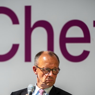 Bundeskanzler Friedrich Merz (CDU) muss sich nach seiner Aussage über die Regenbogenflagge scharfe Kritik anhören. (Archivbild)