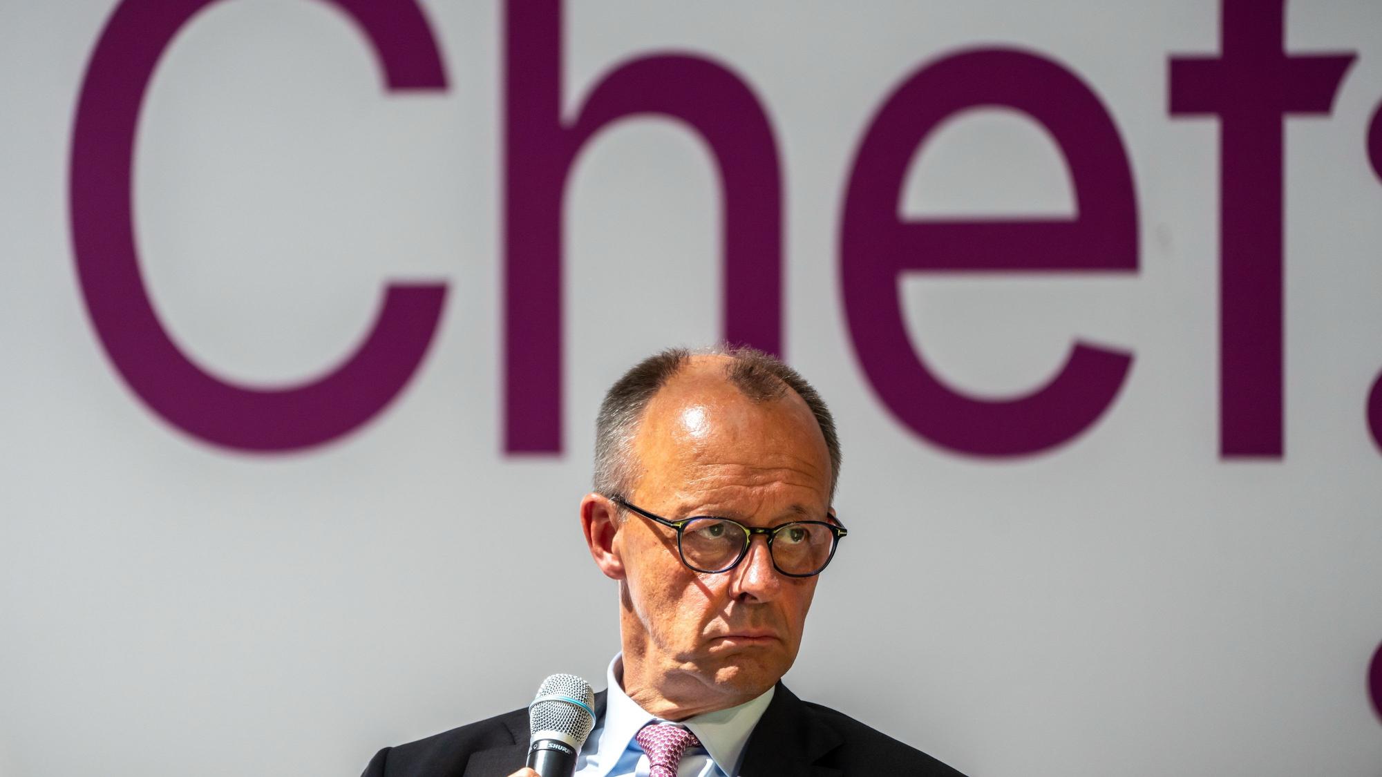 Bundeskanzler Friedrich Merz (CDU) muss sich nach seiner Aussage über die Regenbogenflagge scharfe Kritik anhören. (Archivbild)
