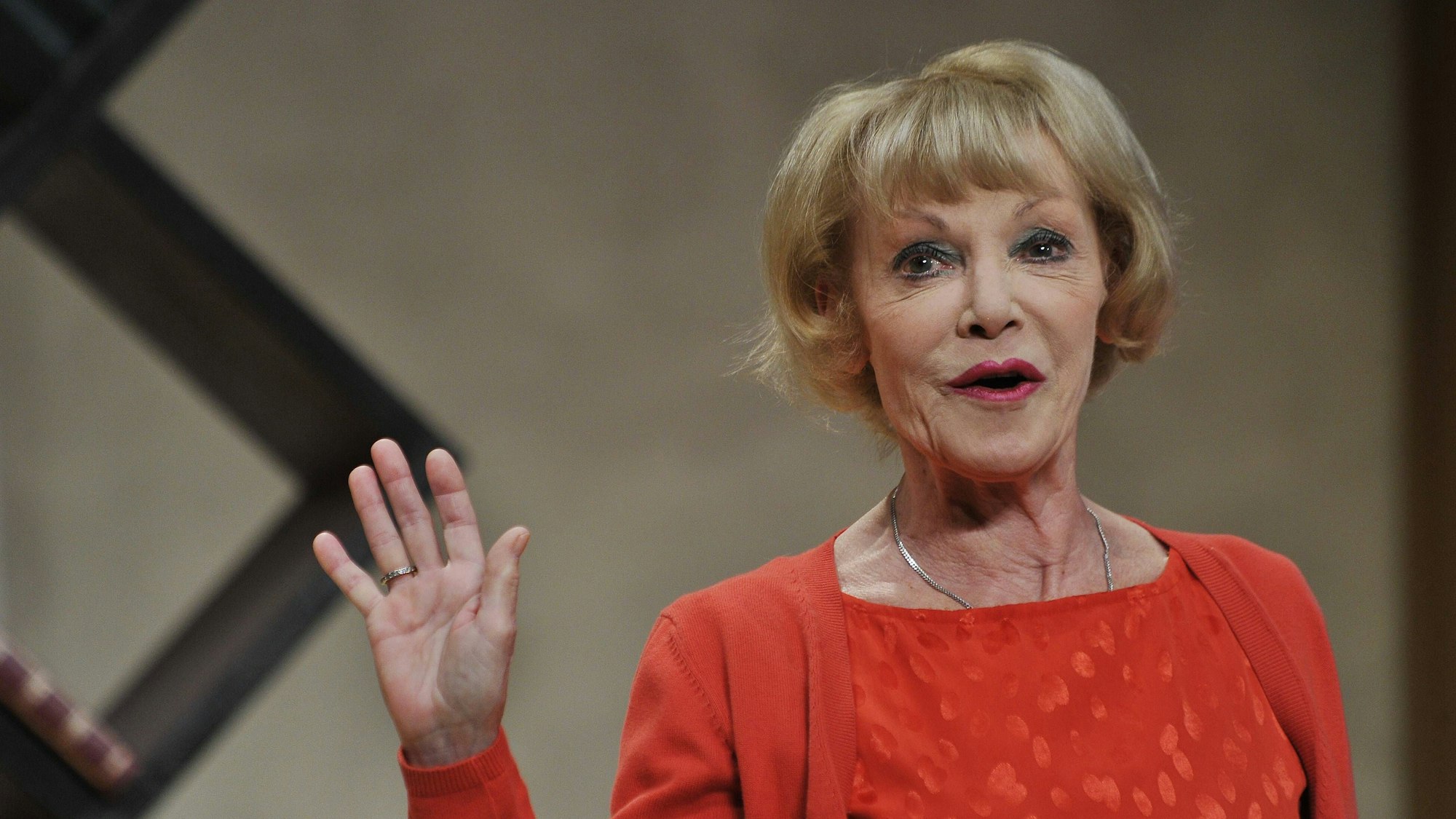 Anita Kupsch bei einem Bühnenauftritt.