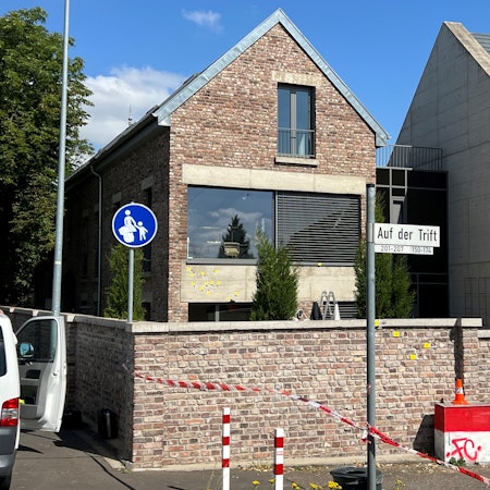 Das Bild zeigt ein kleines Mehrfamilienhaus in der Hofanlage.