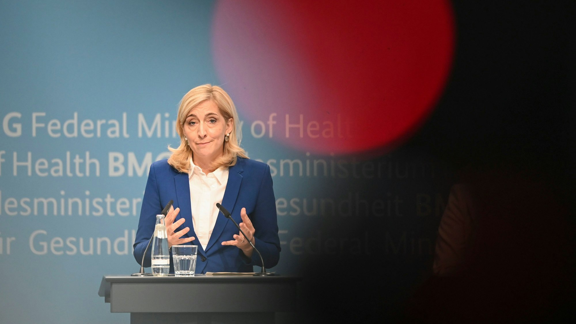 03.07.2025, Berlin: Nina Warken (CDU), Bundesministerin für Gesundheit, spricht bei einer gemeinsamen Pressekonferenz mit Melanie Schlotzhauer (SPD), Senatorin für Arbeit, Gesundheit, Soziales, Familie und Integration in Hamburg, und Karl-Josef Laumann (CDU), Gesundheitsminister von Nordrhein-Westfalen, im Bundesgesundheitsministerium. Die Gesundheitsministerinnen und Gesundheitsminister von Bund und Ländern hatten sich zuvor in Berlin getroffen, um zu Nachbesserungen bei der Krankenhausreform zu beraten. (zu dpa: «Bund will Ländern bei Klinikreform entgegenkommen») Foto: Katharina Kausche/dpa +++ dpa-Bildfunk +++