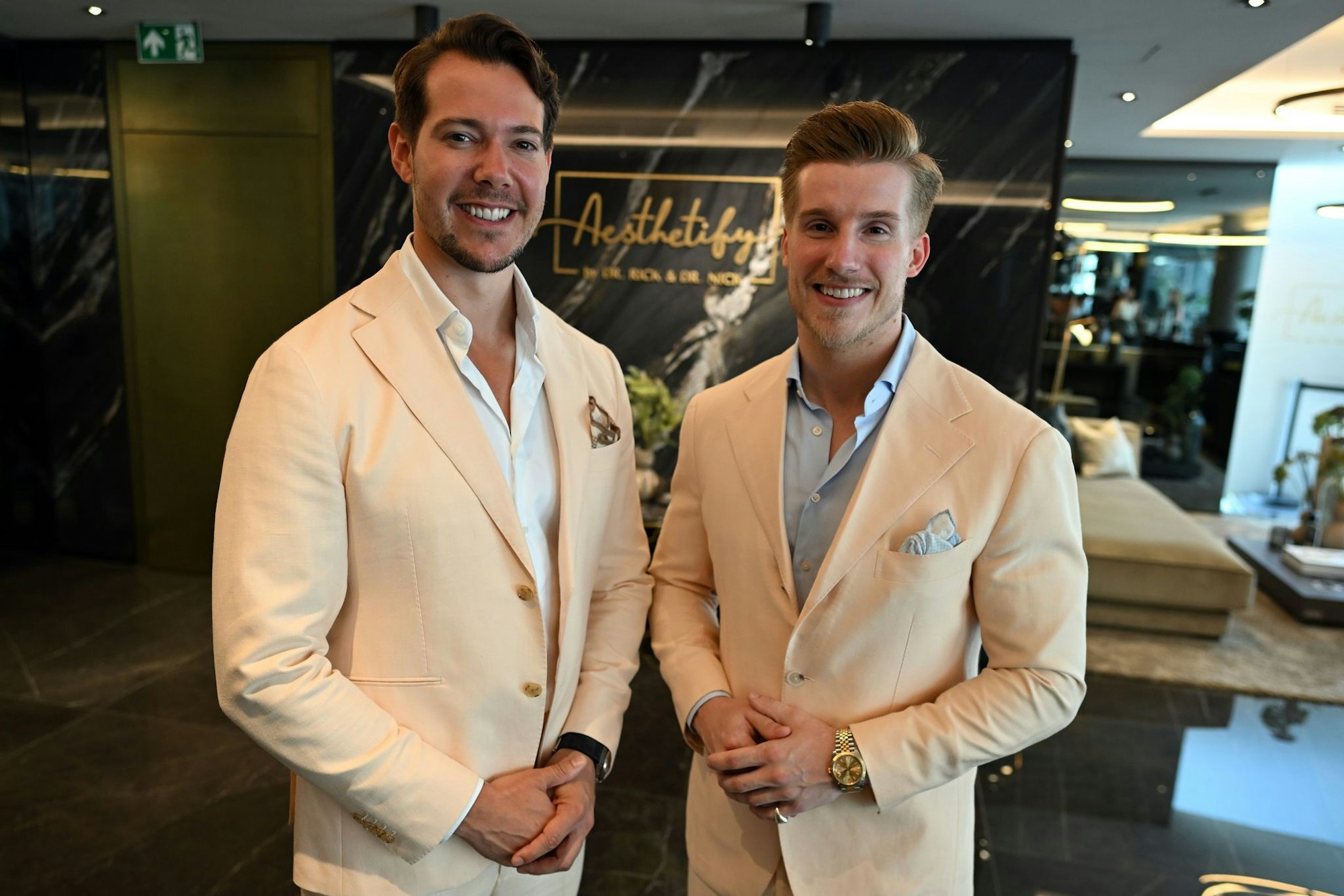 Die Verbraucherzentrale klagt gegen das Unternehmen Aesthetify von «Dr. Rick und Dr. Nick».
