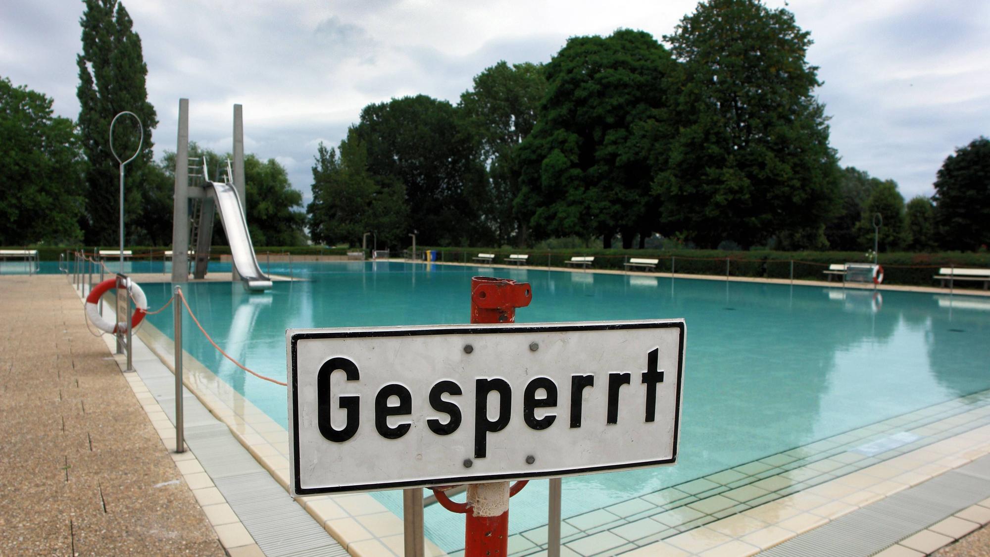 Foto von einem Schwimmbad, das wegen Sanierungsarbeiten gesperrt ist. (Symbolbild)