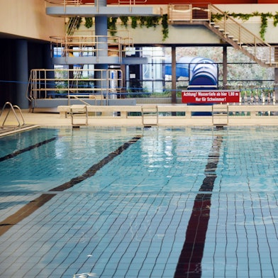 Ein leeres Schwimmerbecken ist am 15.01.2016 im städtische Schwimmbad in Bornheim (Nordrhein-Westfalen) zu sehen.