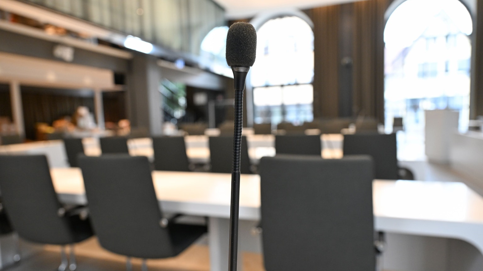 Kommunalpolitik spielt sich oft in Sitzungssälen wie diesem ab.