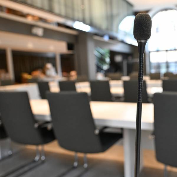 Ein Ratssaal in dem der Gemeinderat seine Sitzungen abhält.