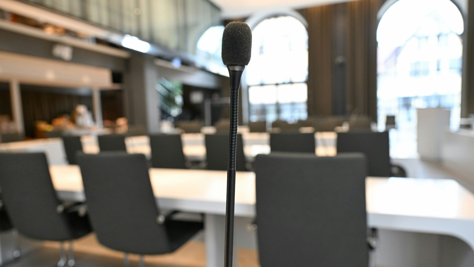 Kommunalpolitik spielt sich oft in Sitzungssälen wie diesem ab.