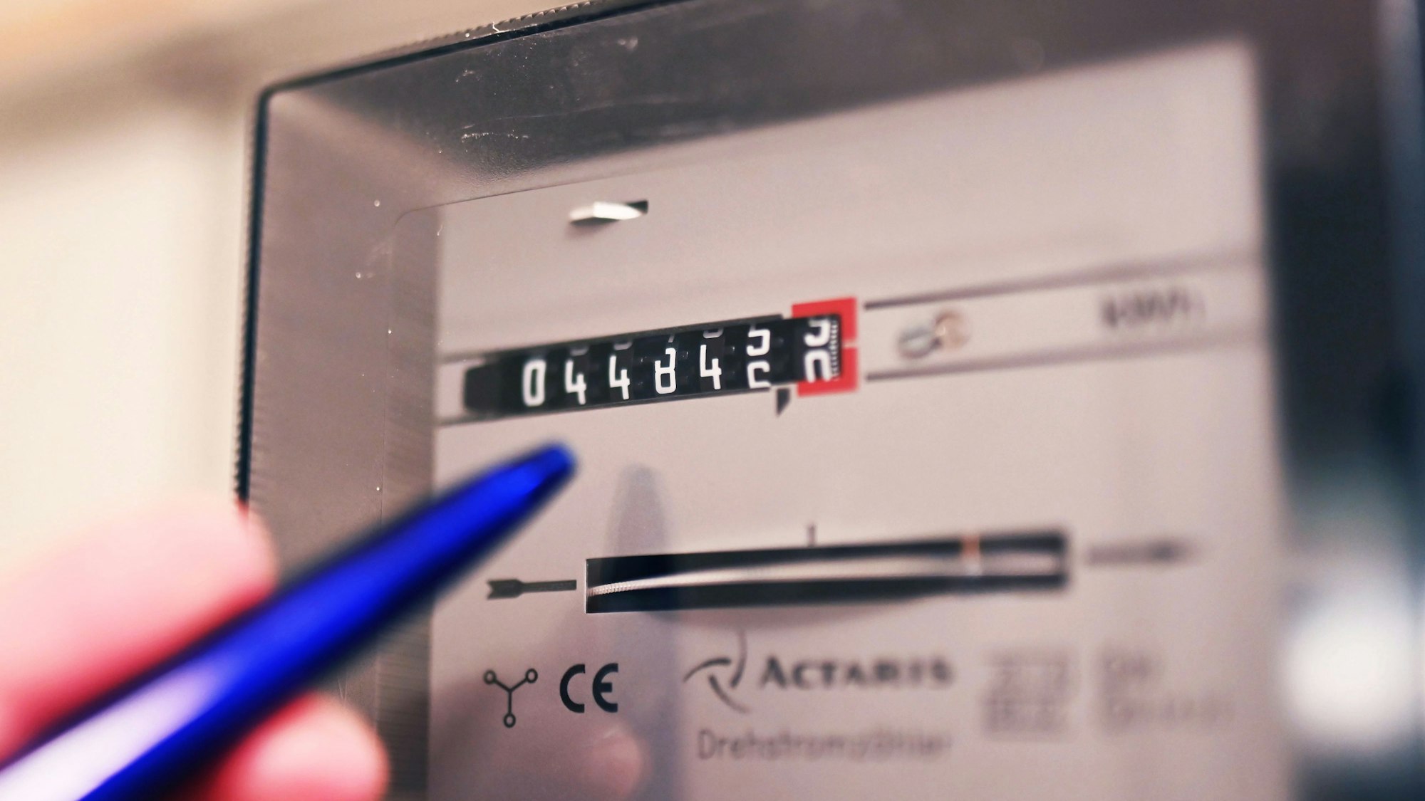 Ein Drehstromzähler, aufgenommen in einem Haushalt. (Symbolbild)