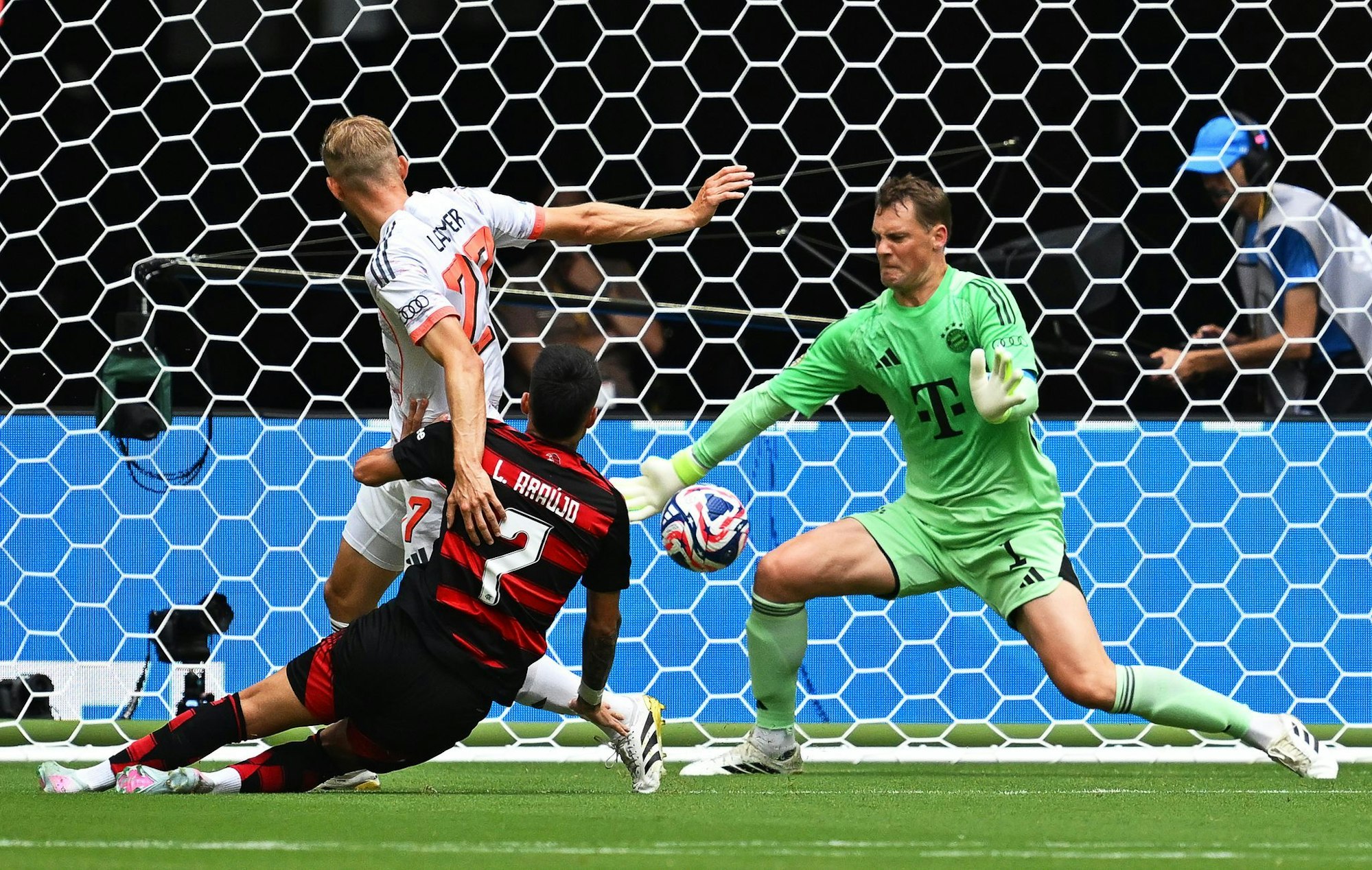 Manuel Neuers Super-Reflex gegen Flamengos Luiz Araujo (M). Daneben Bayern-Verteidiger Konrad Laimer (l).