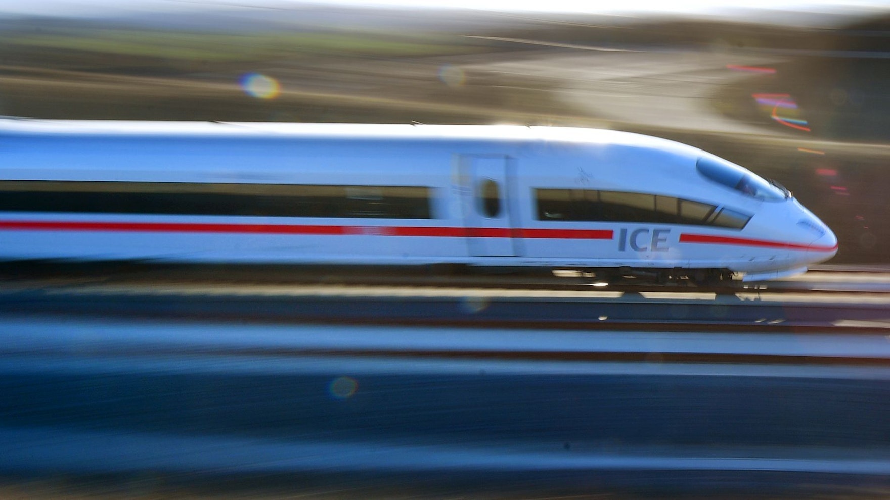 Ein ICE rast über die Schienen.