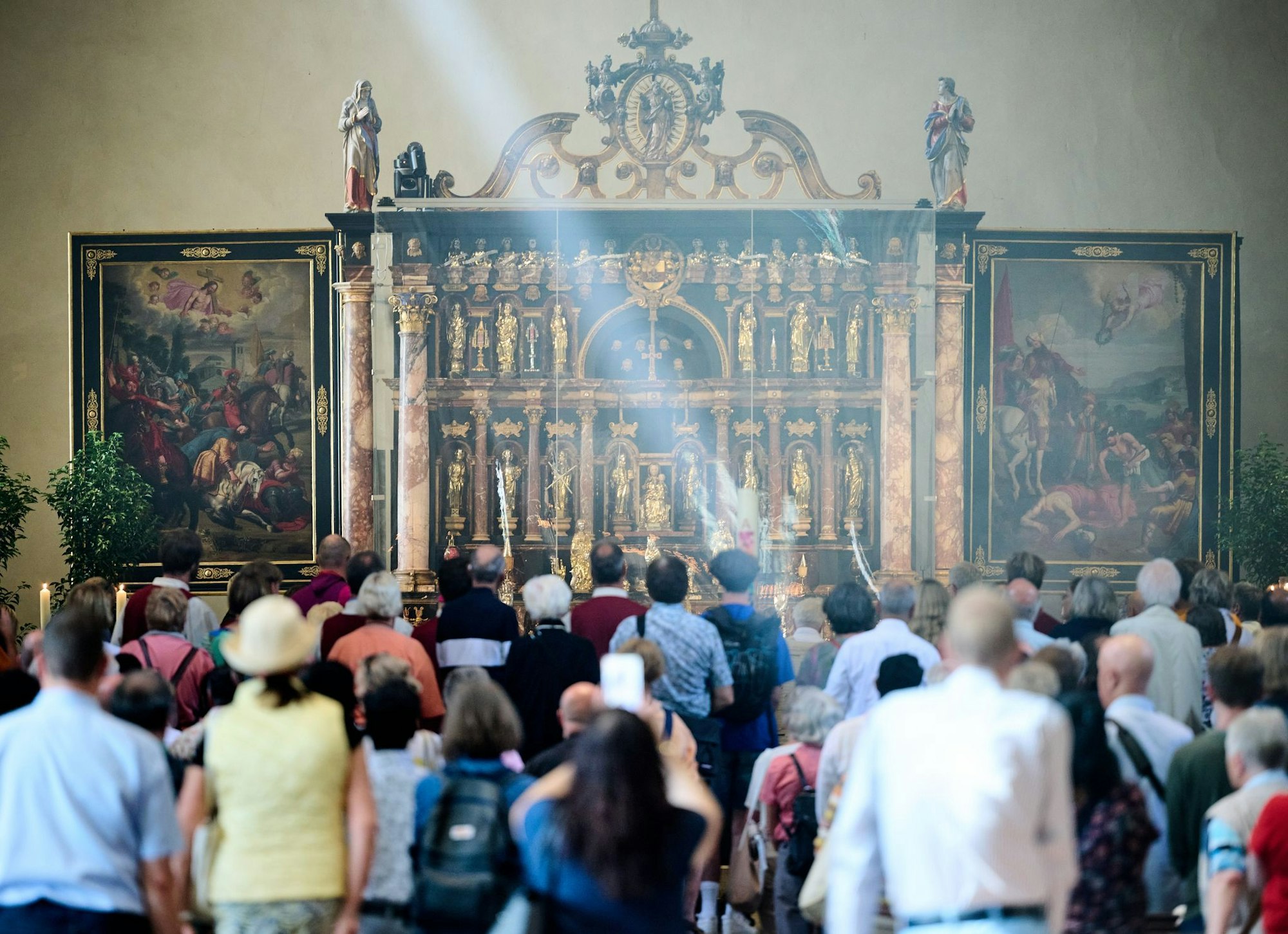 Das seltene Ereignis lockt Pilger wie Kunstinteressierte: Erstmals seit vielen Jahren kehren 55 Reliquiare an ihren Originalaltar im Dom zurück.