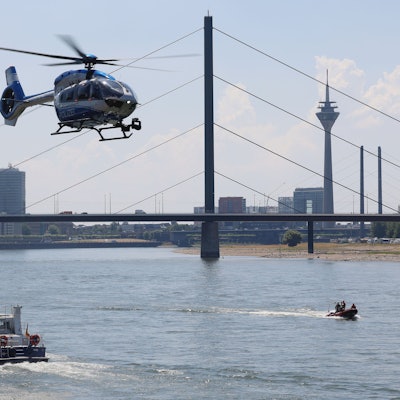 01.07.2025, Nordrhein-Westfalen, Düsseldorf: Feuerwehr und Polizei sind am Rhein mit mehreren Booten und einem Hubschrauber im Einsatz auf der Suche nach einer vermissten Person. Foto: David Young/dpa +++ dpa-Bildfunk +++