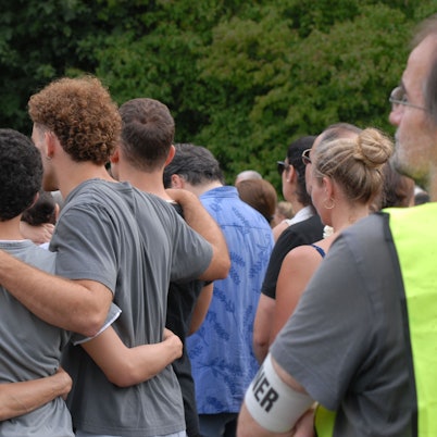 Viele Menschen gedachten vor rund einer Woche der Unfallopfer. Darunter auch Mitglieder der Schulgemeinde der Carl-Orff-Grundschule, aber auch Angehörige und Freunde.