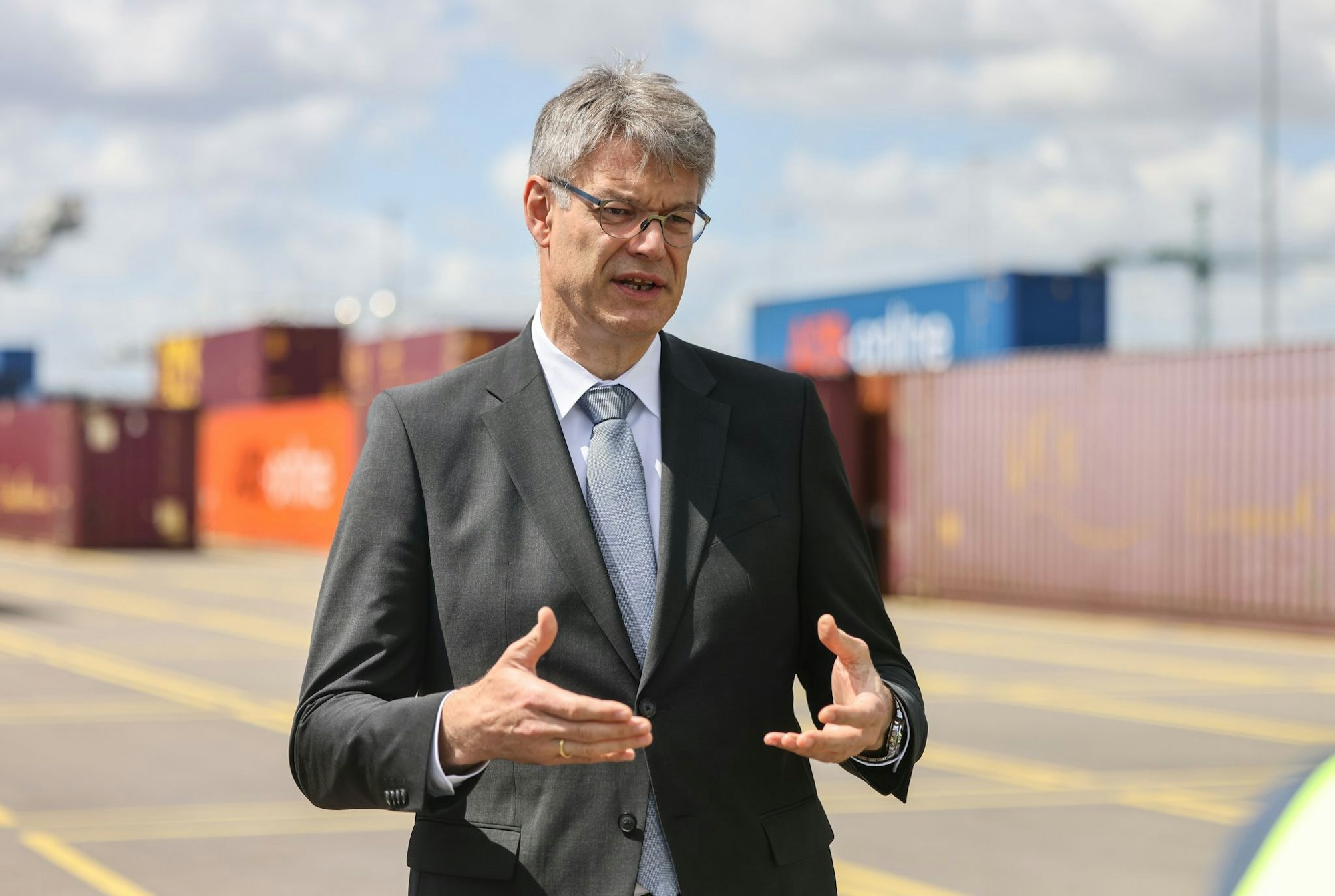 Die Bundesregierung will in den kommenden vier Jahren mit 400 Millionen Euro aus dem Klimafonds den klimafreundlichen Umbau von Häfen und Schiffen fördern, sagt Bundesverkehrsminister Patrick Schnieder (CDU).