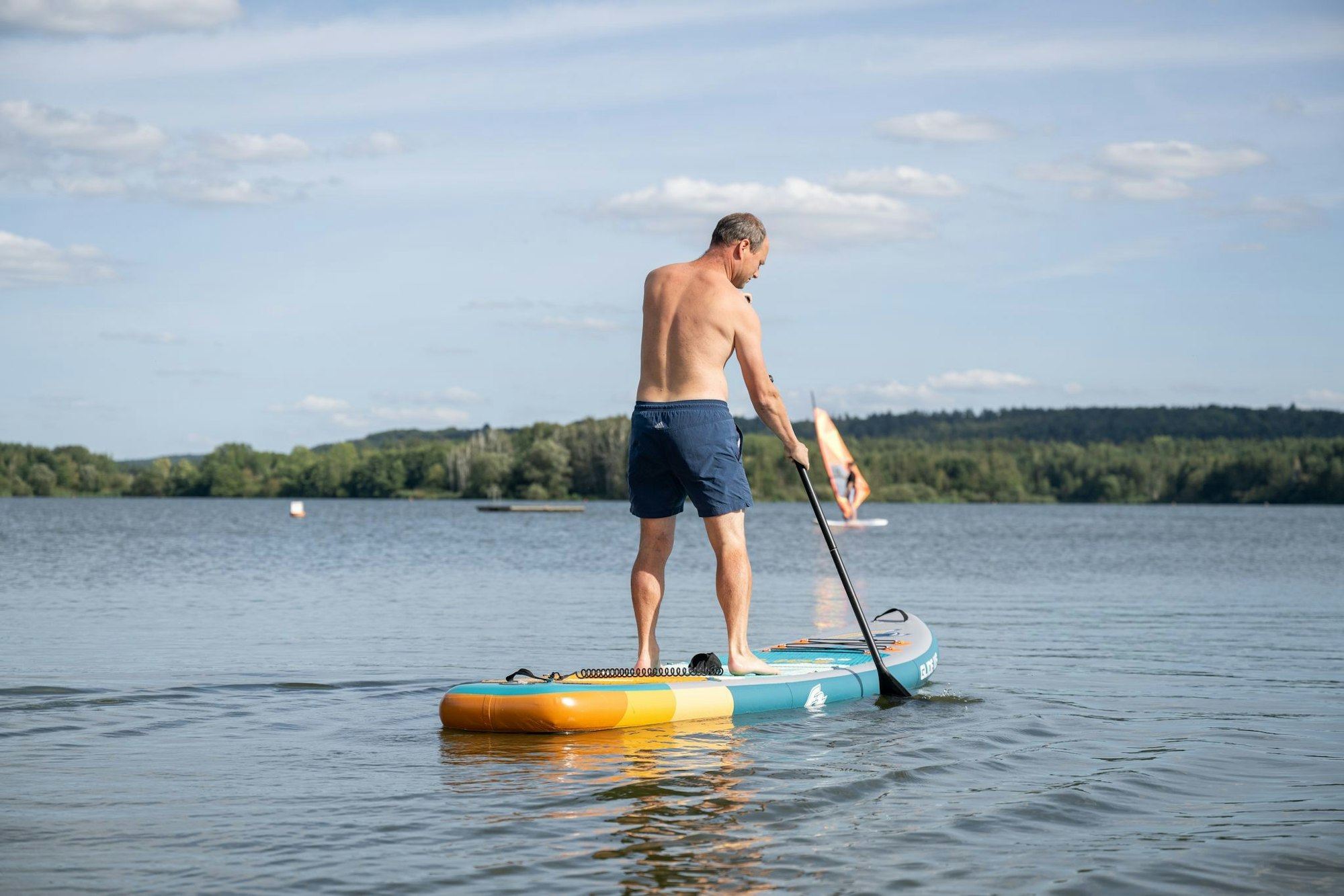 Stand-up-Paddling ist ein Ganzkörpertraining, bei dem die Muskulatur in Armen, Rücken und Rumpf gestärkt wird.