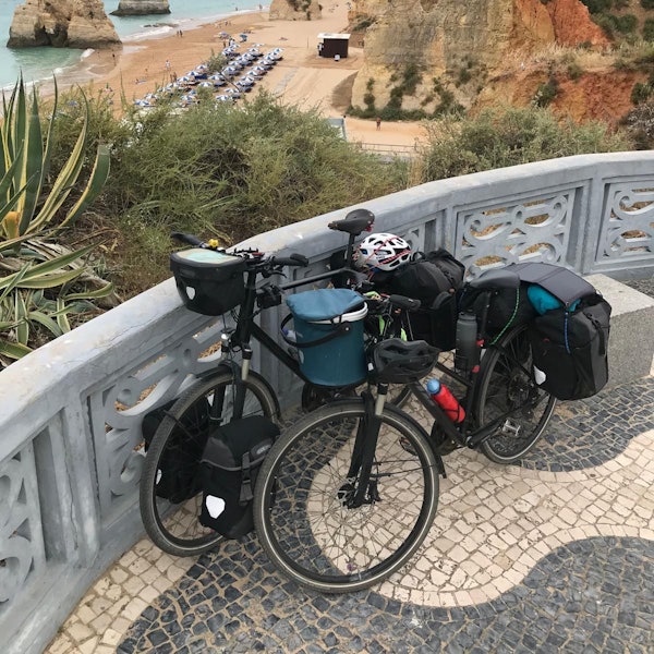 Ausblick auf einen Strand in Südeuropa