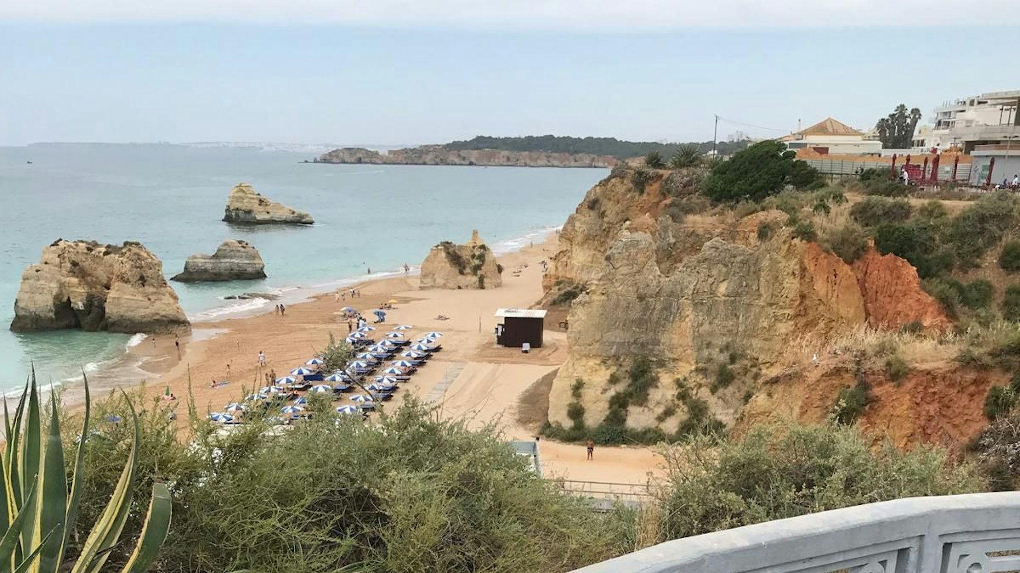 Ausblick auf einen Strand in Südeuropa