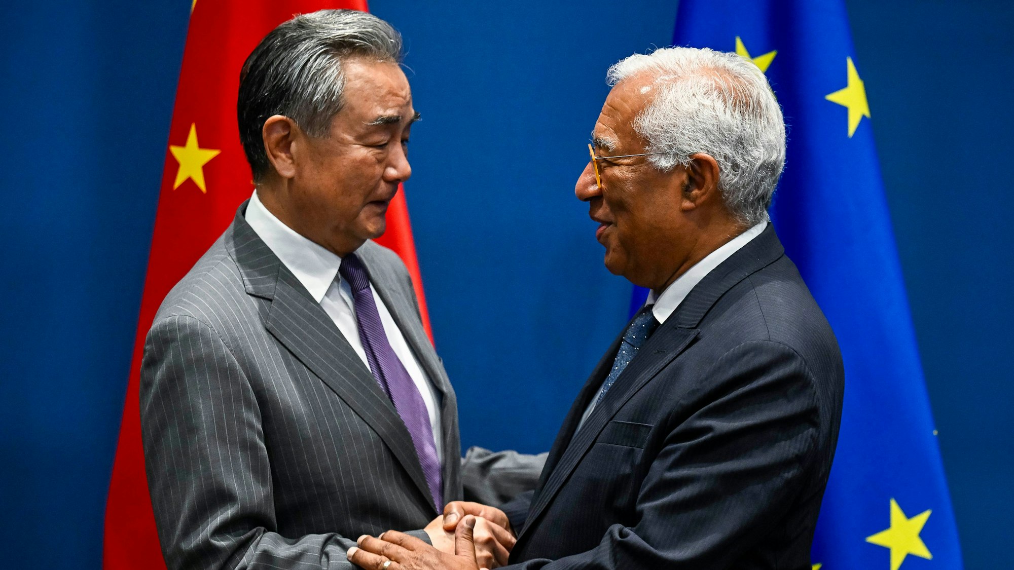 02.07.2025, Belgien, Brüssel: Antonio Costa (r), Präsident des Europäischen Rates, begrüßt den chinesischen Außenminister Wang Yi zu einem Treffen. Chinas Außenminister Wang Yi setzt seine Europareise in Brüssel fort. Foto: Wiktor Dabkowski/ZUMA Press Wire/dpa +++ dpa-Bildfunk +++