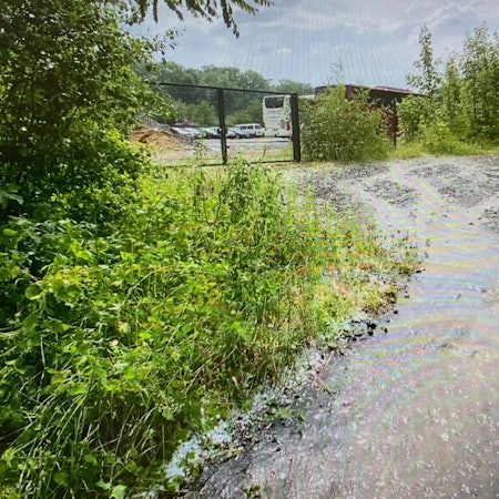 Zu sehen ist Wasser, das einen Weg hinunterläuft.