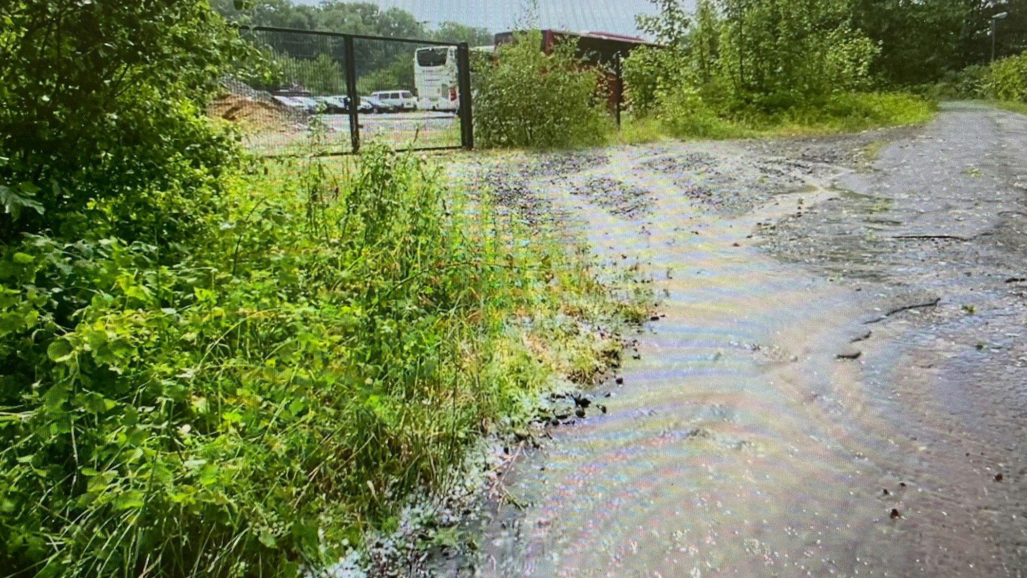 Zu sehen ist Wasser, das einen Weg hinunterläuft.