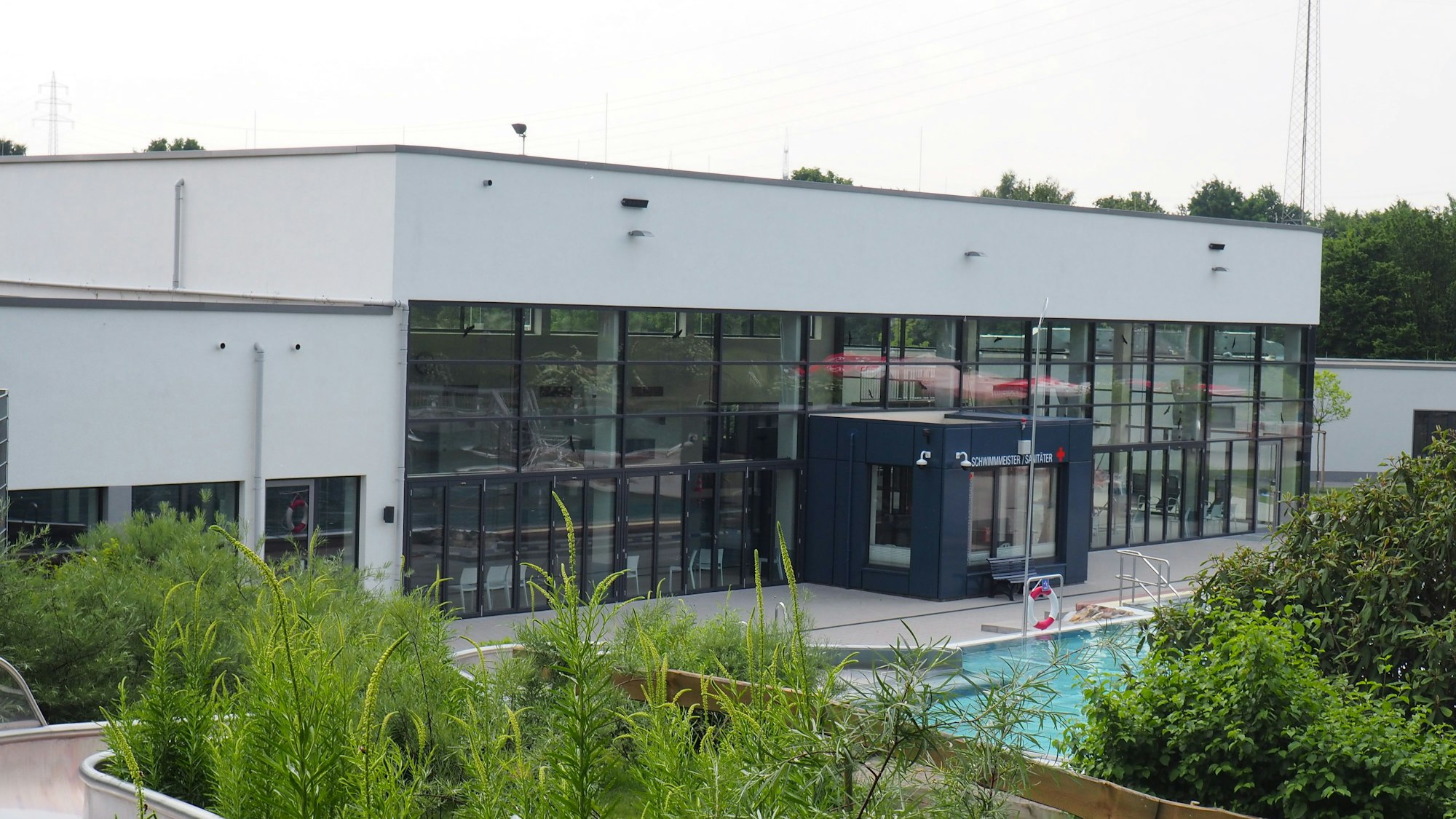 Auf dem Bild ist das Gebäude der Aquarena zu sehen.