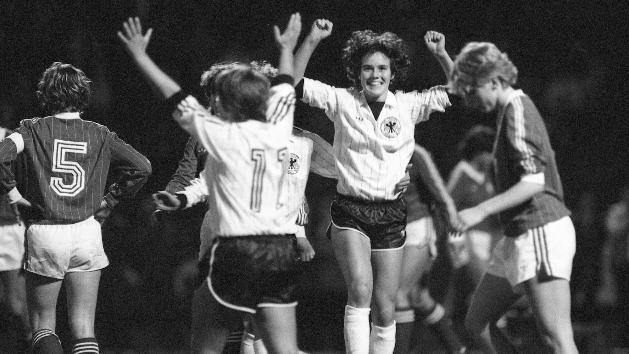 Ein historischer Moment: Birgit Bormann jubelt über das 4:0 im ersten offiziellen Länderspiel der deutschen Frauen.