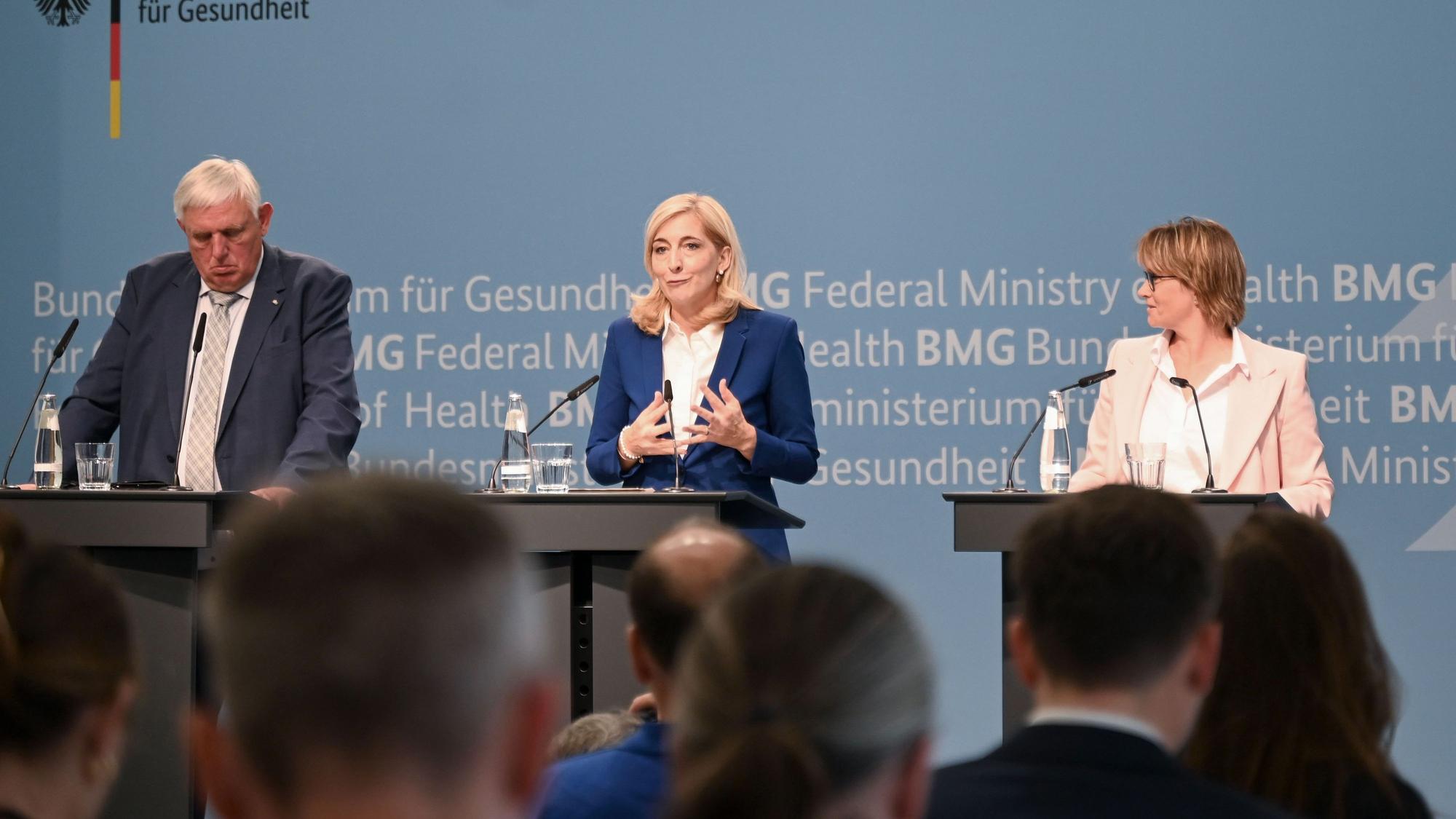 03.07.2025, Berlin: Nina Warken (CDU, M), Bundesministerin für Gesundheit, spricht bei einer gemeinsamen Pressekonferenz mit Melanie Schlotzhauer (SPD), Senatorin für Arbeit, Gesundheit, Soziales, Familie und Integration in Hamburg, und Karl-Josef Laumann (CDU), Gesundheitsminister von Nordrhein-Westfalen, im Bundesgesundheitsministerium. Die Gesundheitsministerinnen und Gesundheitsminister von Bund und Ländern hatten sich zuvor in Berlin getroffen, um zu Nachbesserungen bei der Krankenhausreform zu beraten. (zu dpa: «Bund und Länder wollen Klinikreform nachbessern») Foto: Katharina Kausche/dpa +++ dpa-Bildfunk +++