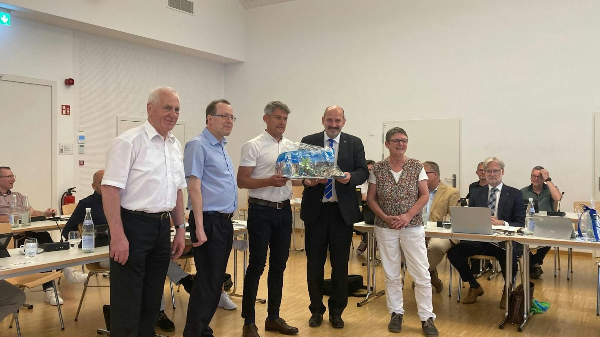 Overather Politiker verabschieden Bürgermeister Christoph Nicodemus bei seiner letzten Ratssitzung.