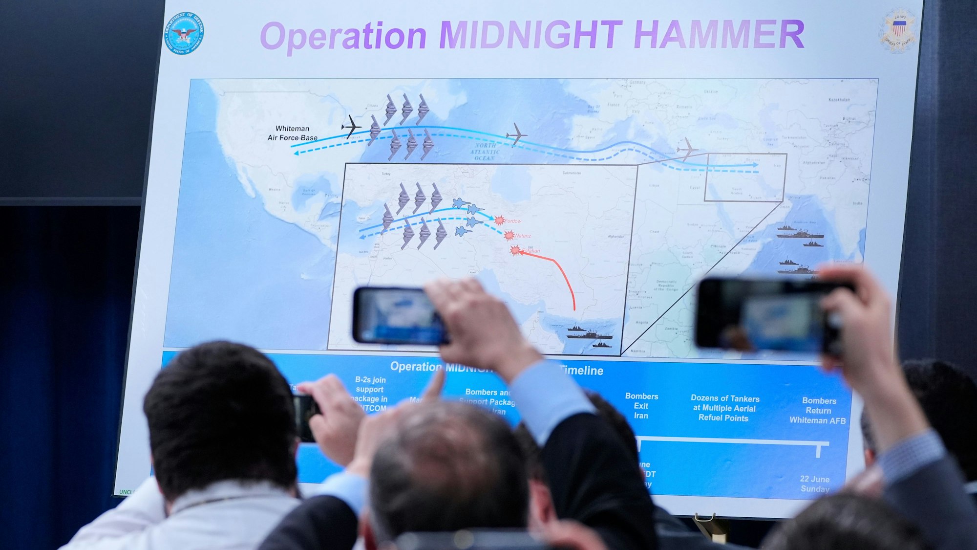 Reporter fotografieren eine Grafik mit der Überschrift «Operation Midnight Hammer», während US-Verteidigungsminister Hegseth und Generalstabschef Caine eine Pressekonferenz im Pentagon zu den US-Angriffen auf Atomanlagen im Iran geben. (Archivbild)