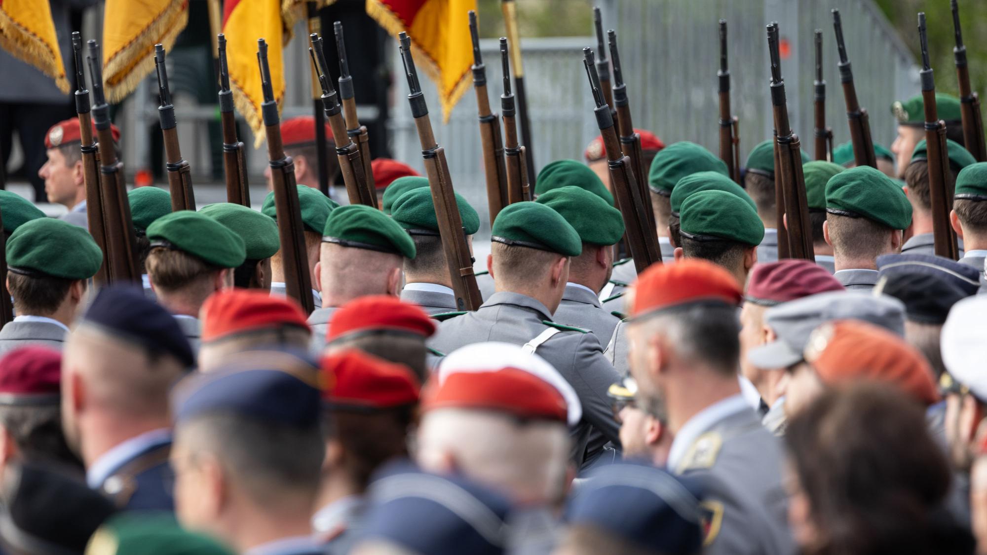 ARCHIV - 09.04.2025, Berlin: Soldaten laufen mit geschulterter Waffe während einer Veranstaltung. (zu dpa: «Umfrage: Große Mehrheit für Wiedereinführung der Wehrpflicht») Foto: Hannes P Albert/dpa +++ dpa-Bildfunk +++
